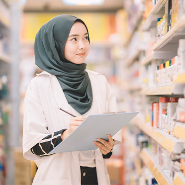 Apotheker checkt voorraad winkel