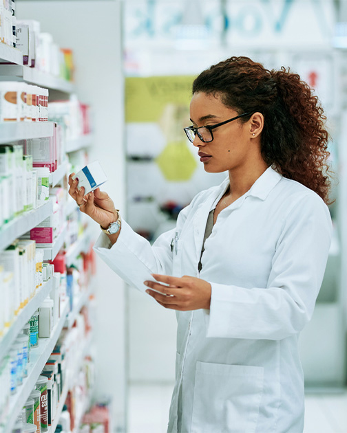 Apotheker leest verpakking medicatie