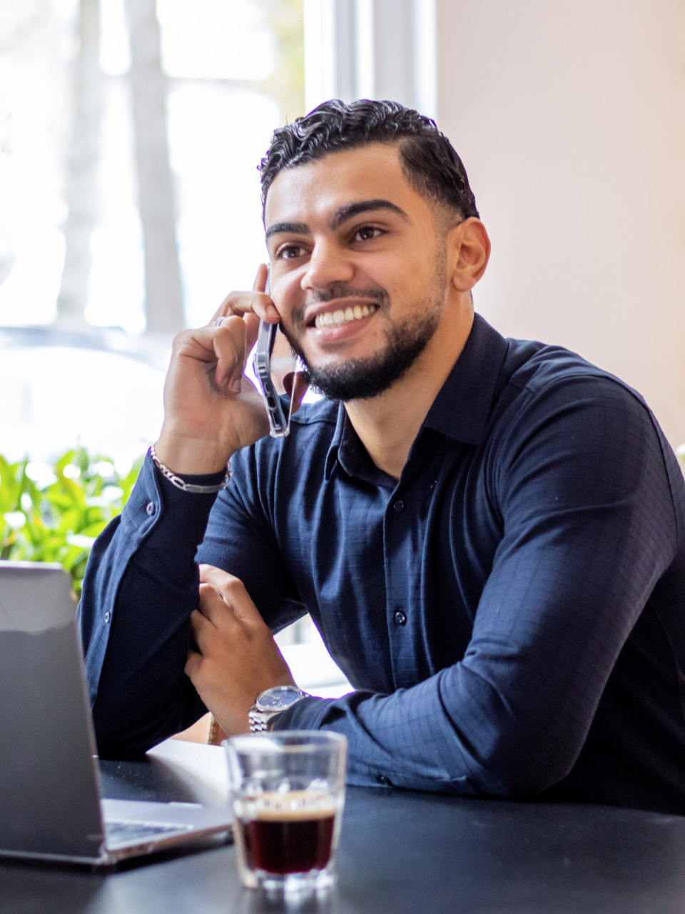 Man zit bellend achter laptop