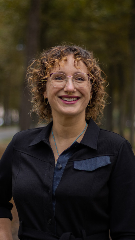 Vrouw staat lachend buiten
