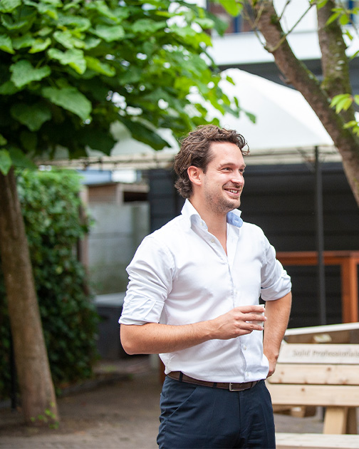 man-staat-tuin