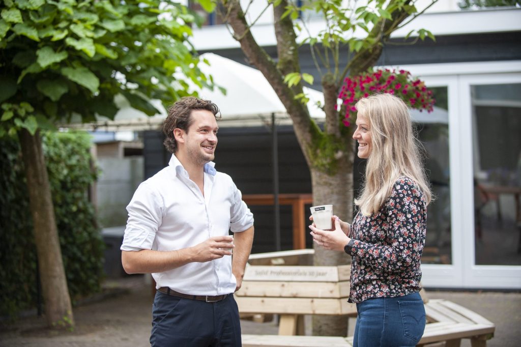 twee-mensen-praten-tuin