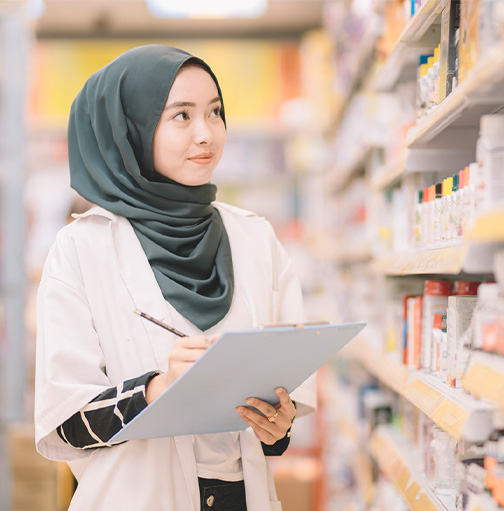 Apotheker checkt voorraad winkel
