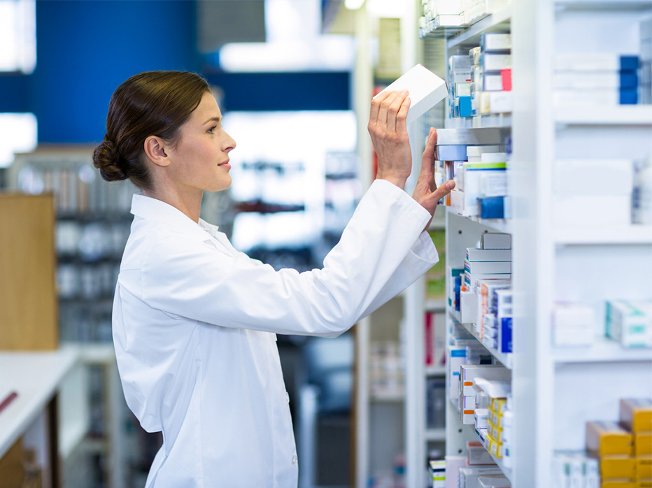 Apotheker pakt medicijn