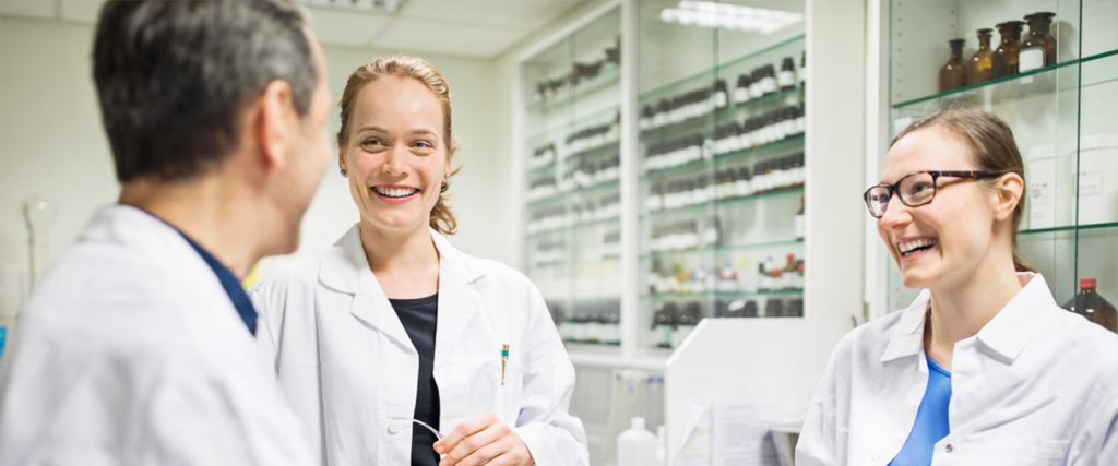 Drie apothekers lachen