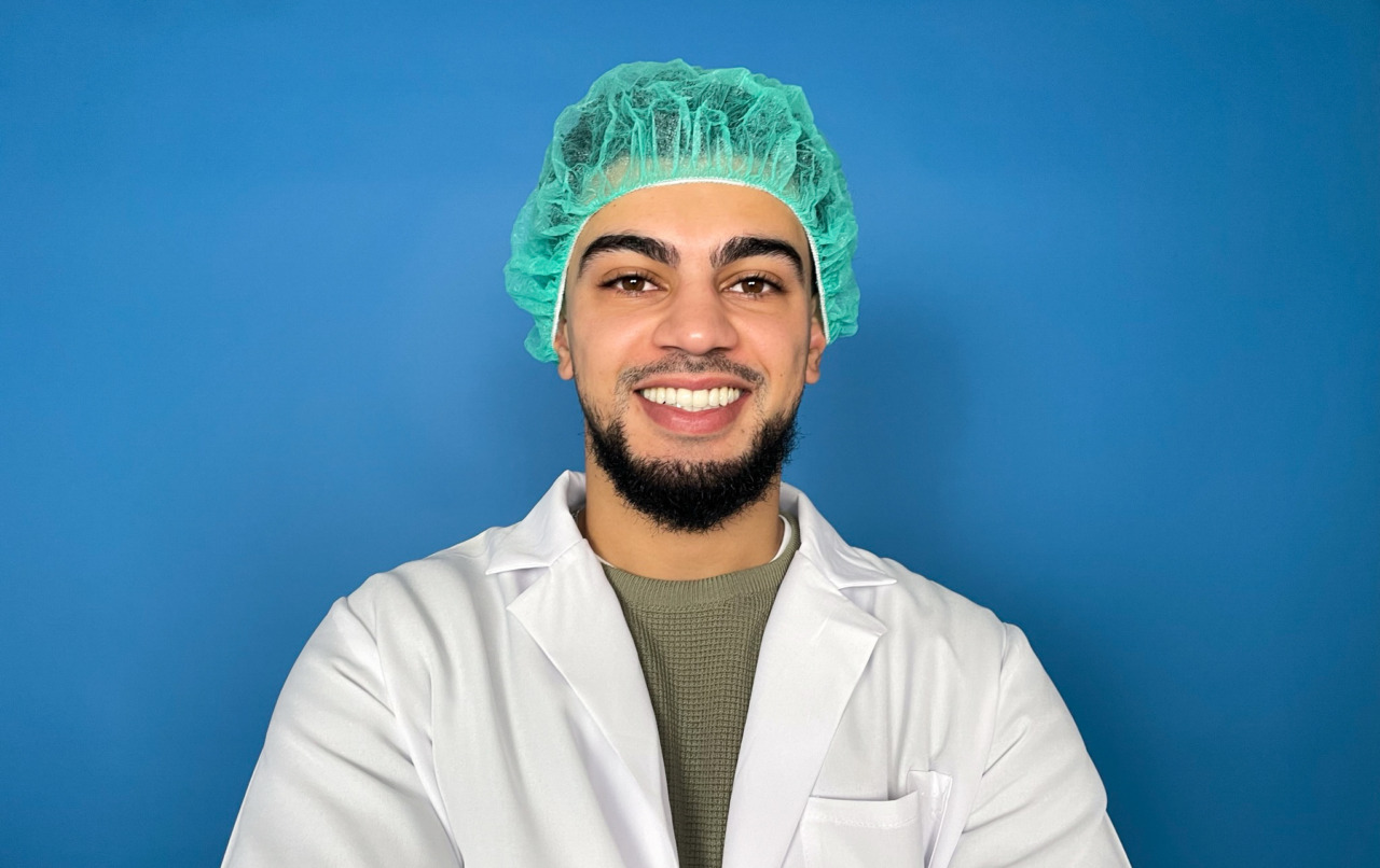 Portret van lachende laborant