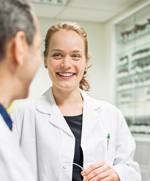 Apotheker lacht met collega