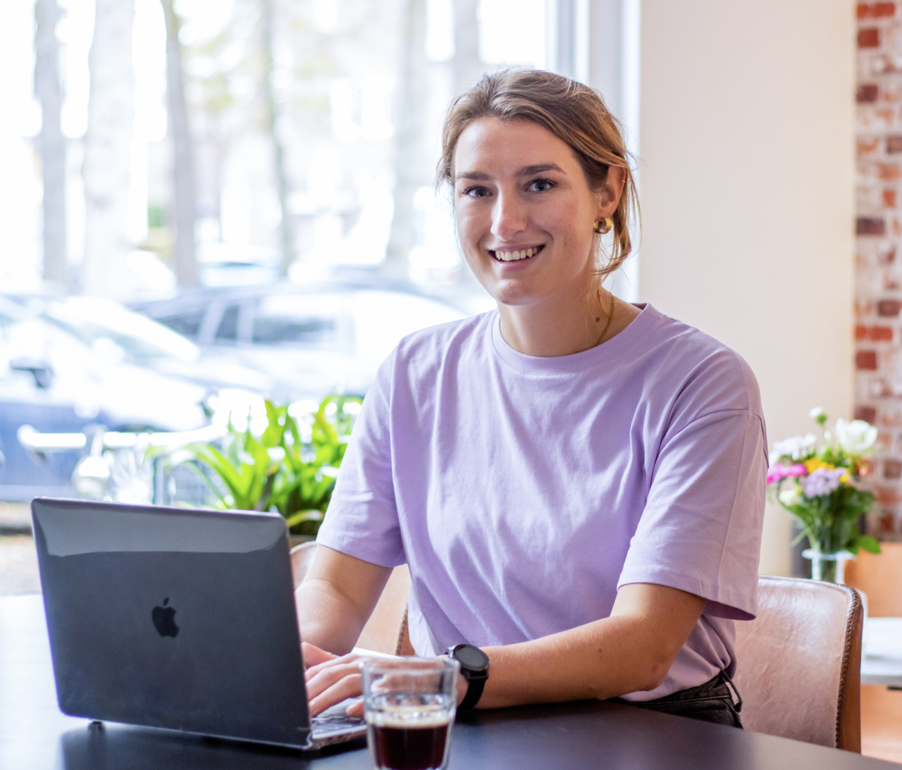 Vrouw lacht achter laptop