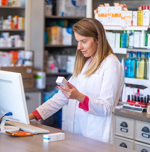 Apotheker bekijkt recept achter computer