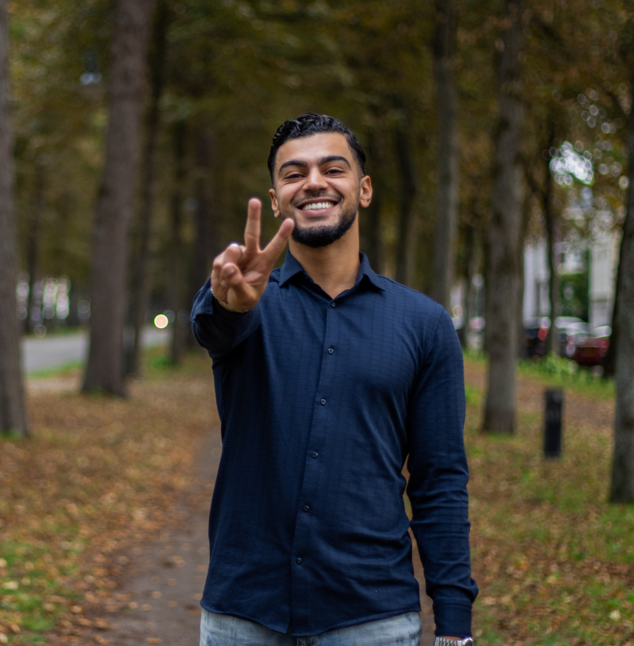 Man buiten vrolijk met peaceteken