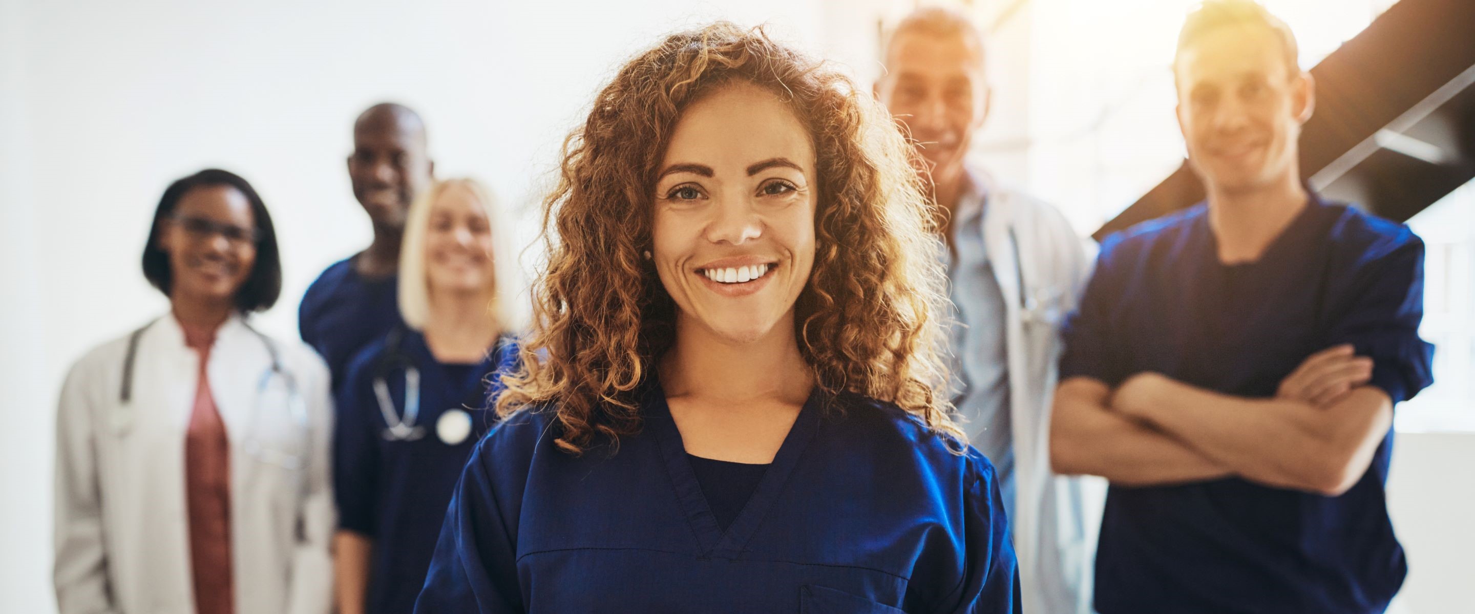 Zorgmedewerker samen met collega's