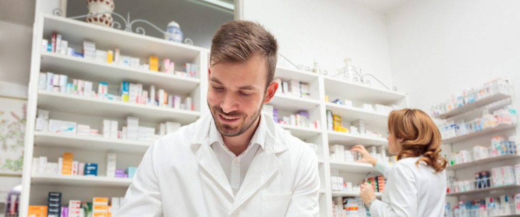 Apotheker aan het werk in het magazijn