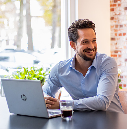 Accountmanager werkt op kantoor